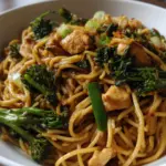 Asiapfanne mit Nudeln Huhn und Brokkoli