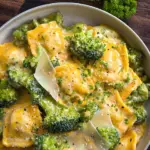 Cremige Ravioli Pfanne mit Brokkoli