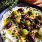 Feta Dip mit gerösteten Oliven (schnelles Rezept)