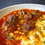 Fleischbällchen aus dem Ofen mit Tomatensauce und Mozzarella