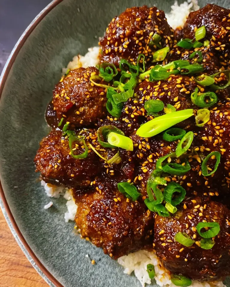 Hackfleischbällchen aus der Pfanne in Sesam-Teriyaki-Sauce (einfaches Rezept)