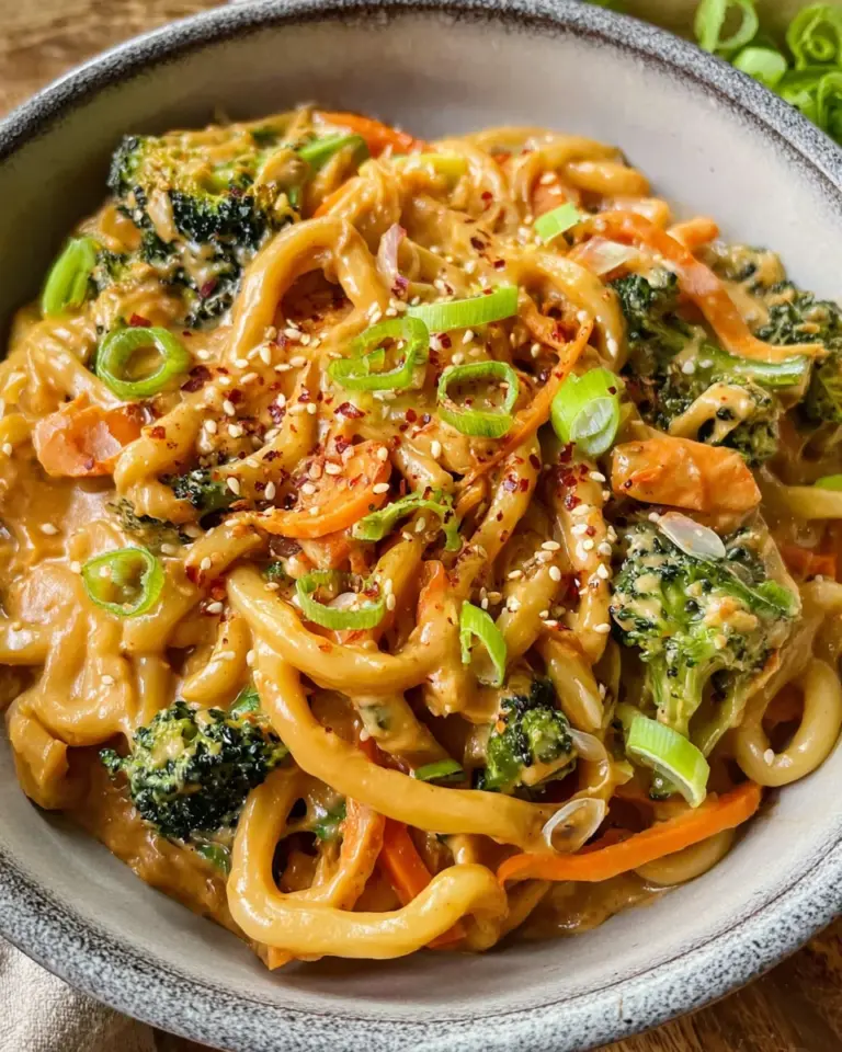 Udon Nudeln mit Erdnusssauce und Gemüse