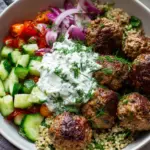 Mediterrane Fleischbällchen-Grain-Bowl mit cremigem Tzatziki