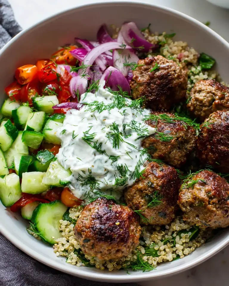 Mediterrane Fleischbällchen-Grain-Bowl mit cremigem Tzatziki