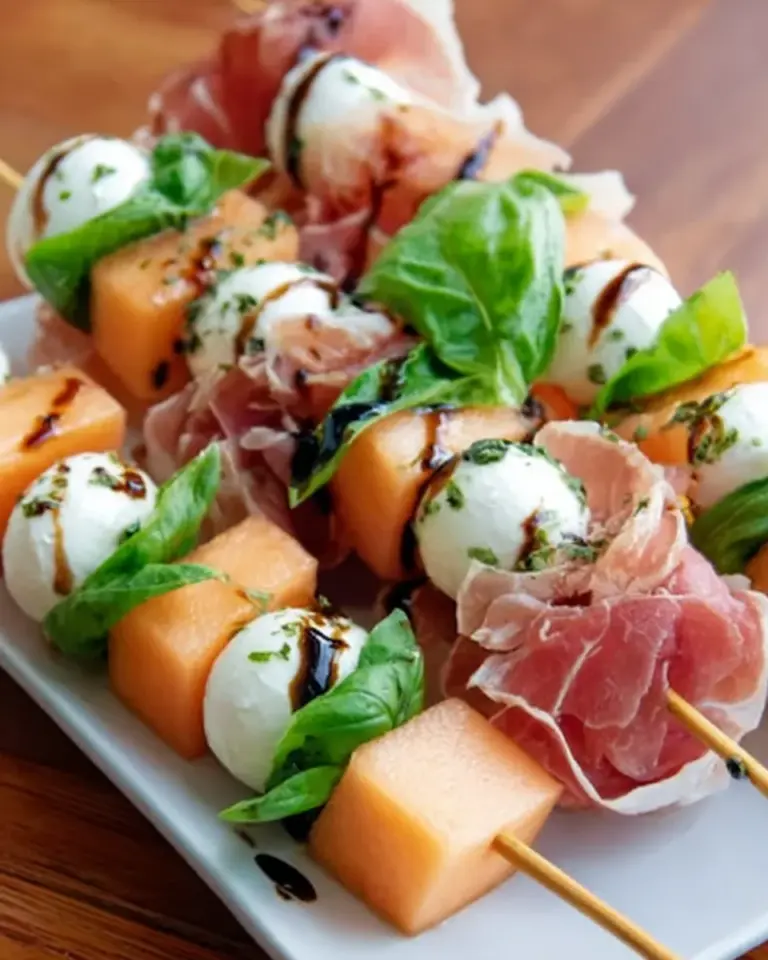 Melonen-, Prosciutto- und Mozzarella-Spieße