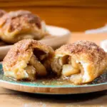 Süße Apfel-Ofenknödel mit Zucker-Zimt-Topping